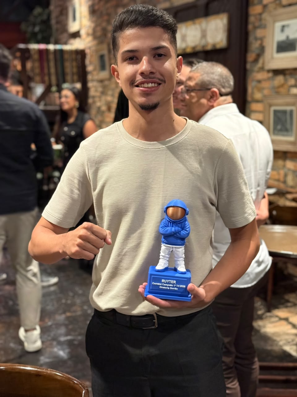 Marcus Ruyter com o troféu de Corretor Campeão da Cury